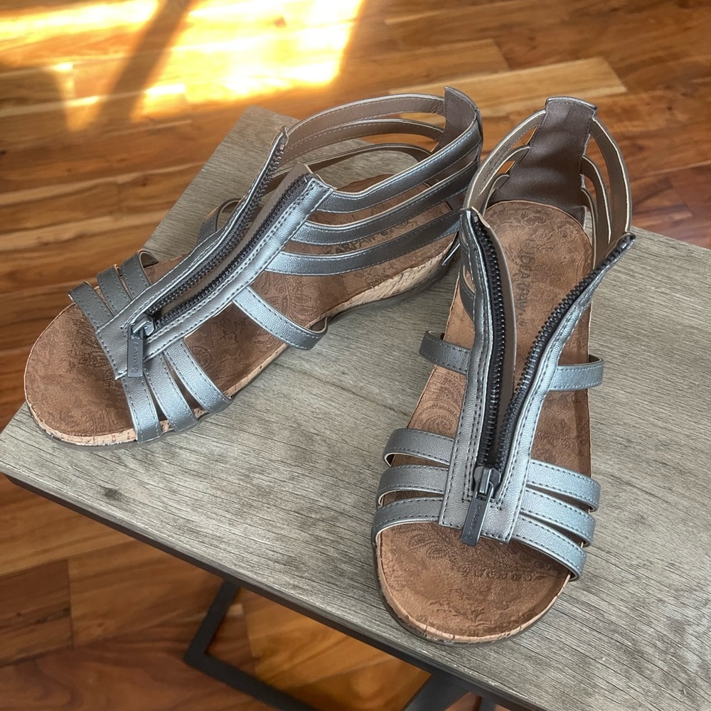 Bear paw gold sandal, 9W - never worn
